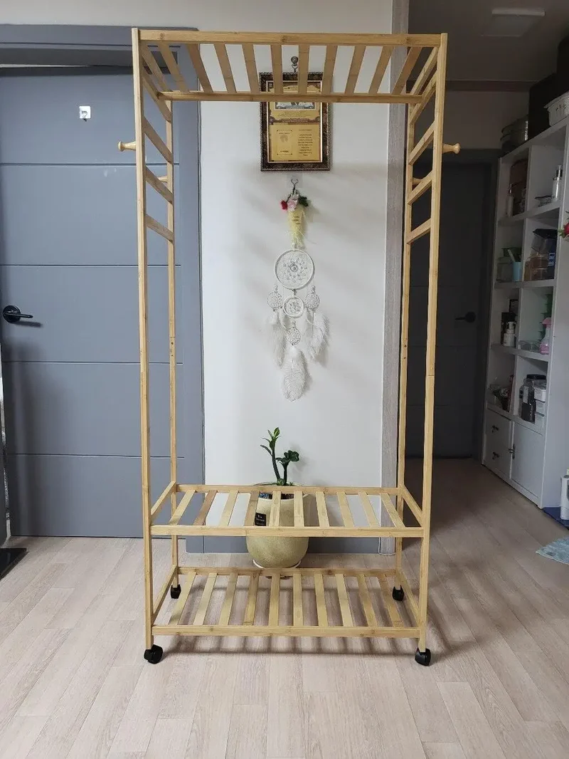 Portant à vêtements en bambou avec étagères et roulettes