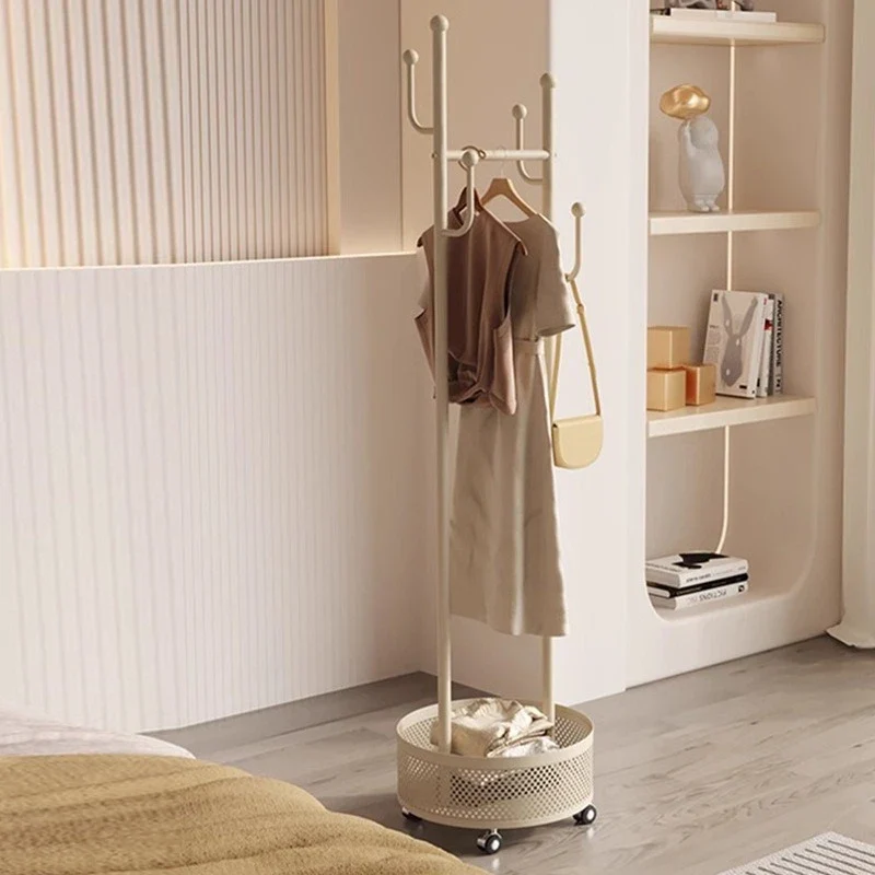 Portant domestique en fer forgé à roulettes — compact avec panier à linge