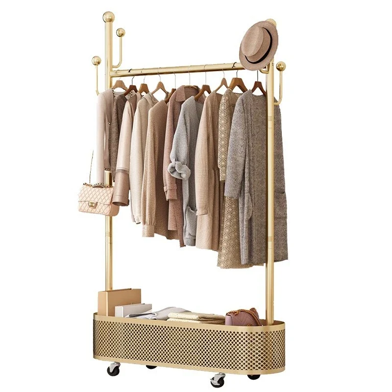 Portant domestique en fer forgé à roulettes — compact avec panier à linge