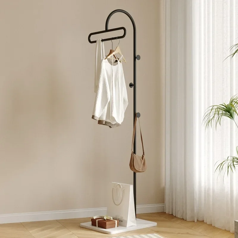 Portant minimaliste à crochets inversés — finition marbrée crème (sur pied)