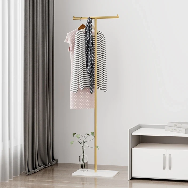 Porte-manteaux moderne en fer — portant vertical sur pied, gain de place pour coin de pièce