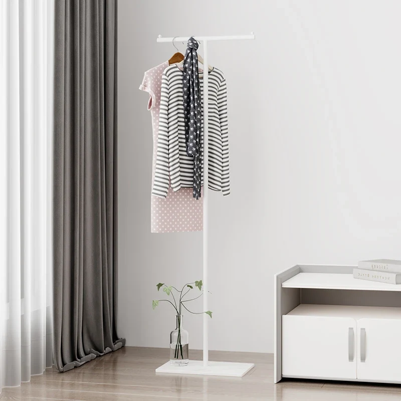 Porte-manteaux moderne en fer — portant vertical sur pied, gain de place pour coin de pièce