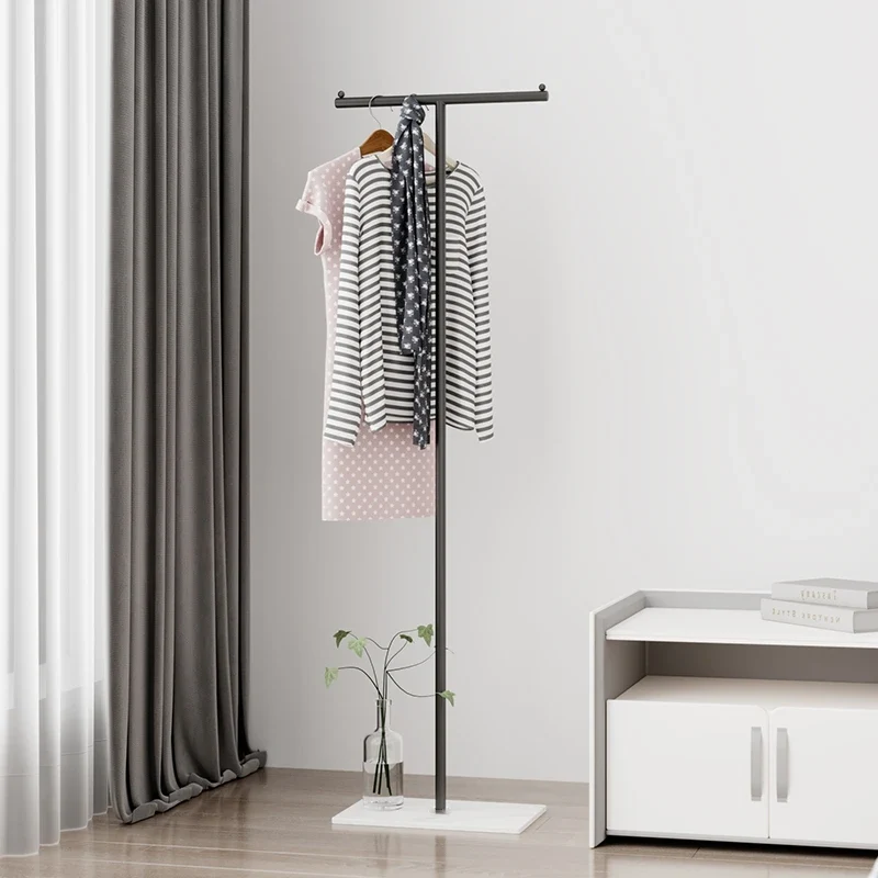 Porte-manteaux moderne en fer — portant vertical sur pied, gain de place pour coin de pièce