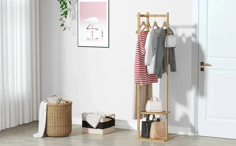 Portant d’angle en bambou — porte-manteaux avec étagères, compact et chaleureux
