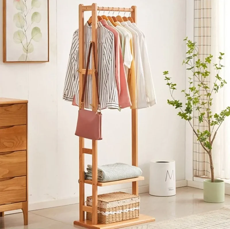 Portant d’angle en bambou — porte-manteaux avec étagères, compact et chaleureux