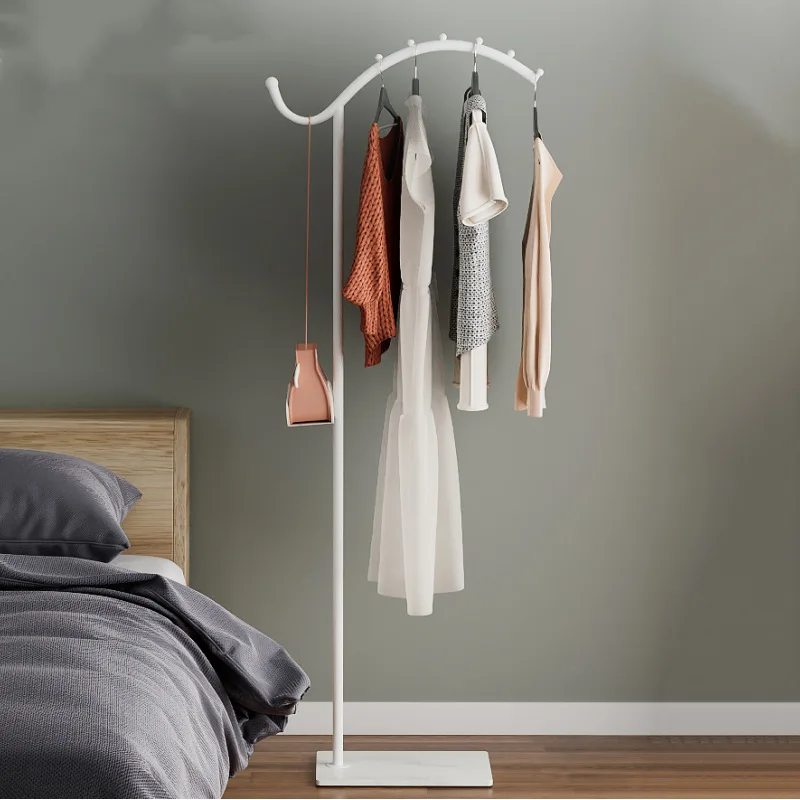 Portant d’angle sur pied — présentoir de vêtements pour hôtel ou boutique