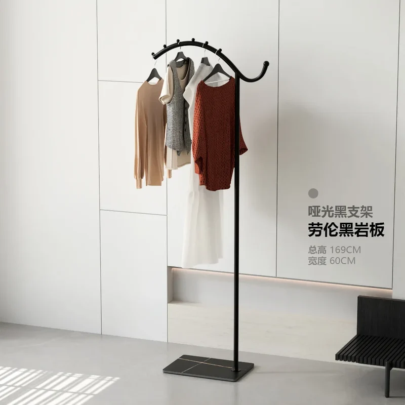 Portant d’angle sur pied — présentoir de vêtements pour hôtel ou boutique