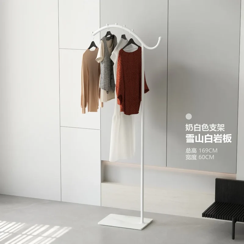 Portant d’angle sur pied — présentoir de vêtements pour hôtel ou boutique