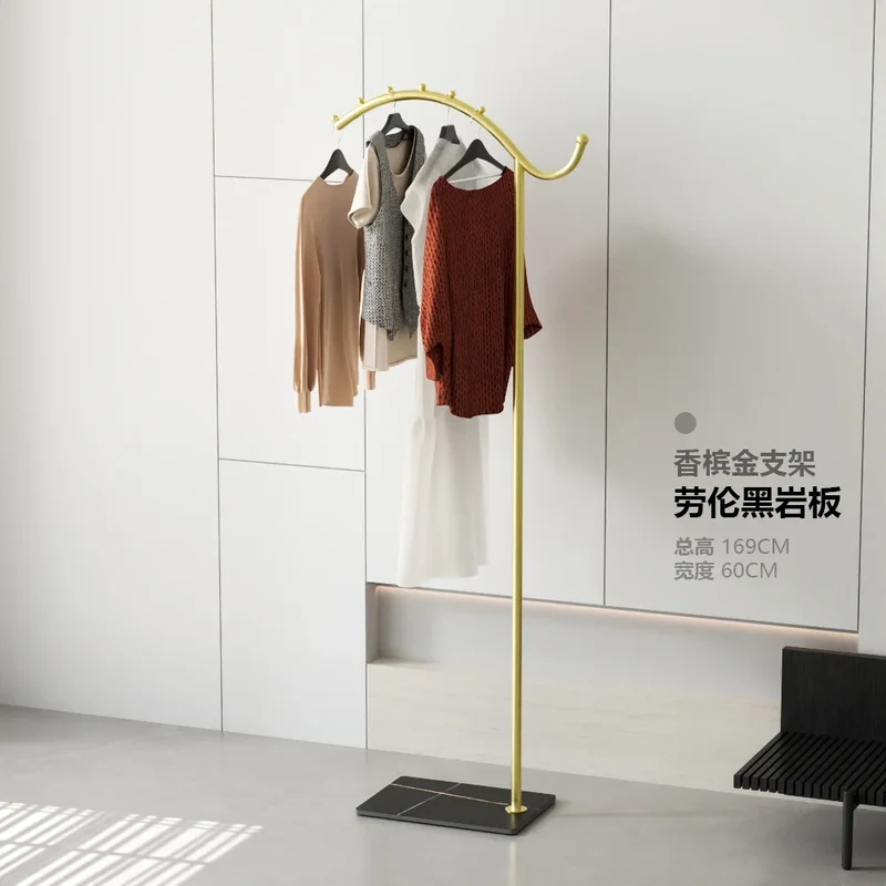 Portant d’angle sur pied — présentoir de vêtements pour hôtel ou boutique