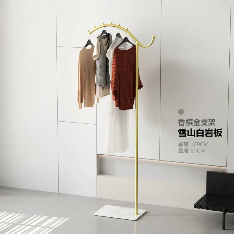 Portant d’angle sur pied — présentoir de vêtements pour hôtel ou boutique