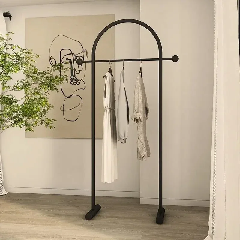 Penderie d’angle sur mât — rangement suspendu pour chambre, structure en acier inoxydable