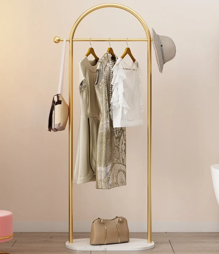 Portant de coin du sol au plafond — métal, style épuré, vêtements et chapeaux