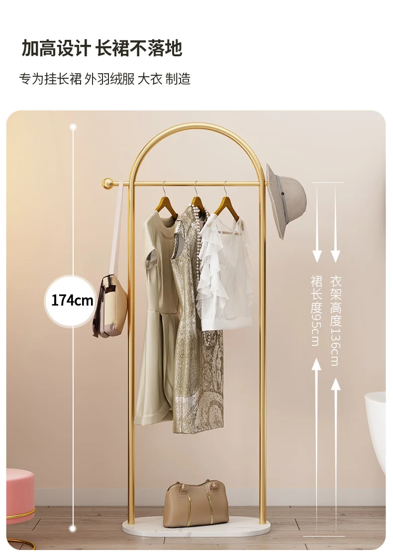 Portant de coin du sol au plafond — métal, style épuré, vêtements et chapeaux