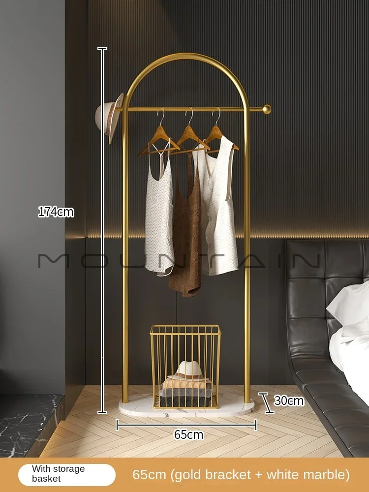 Portant de coin du sol au plafond — métal, style épuré, vêtements et chapeaux