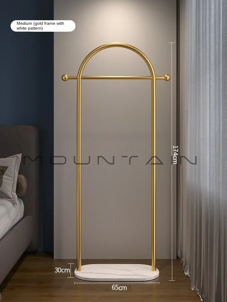 Portant de coin du sol au plafond — métal, style épuré, vêtements et chapeaux