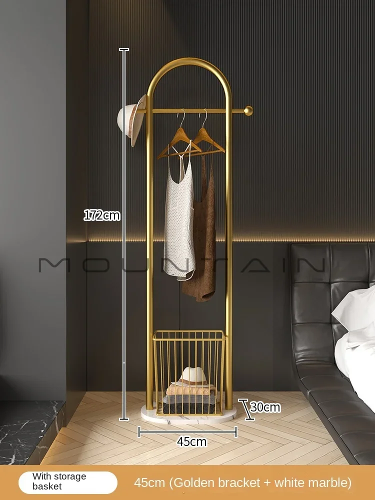 Portant de coin du sol au plafond — métal, style épuré, vêtements et chapeaux