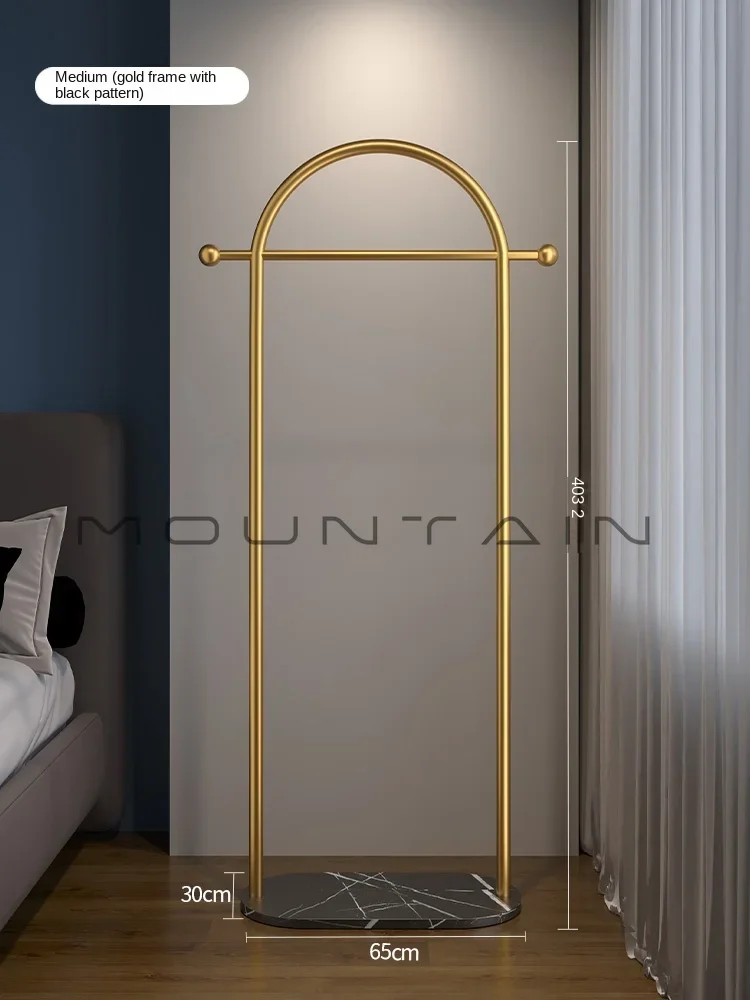 Portant de coin du sol au plafond — métal, style épuré, vêtements et chapeaux