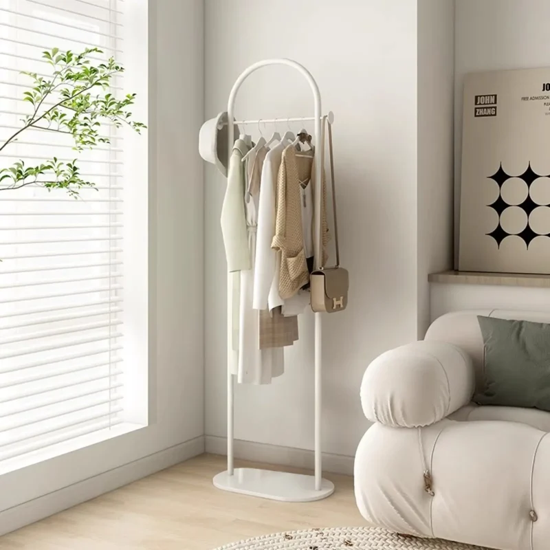 Portant au sol en métal — ligne épurée, faible encombrement pour chambre et salon