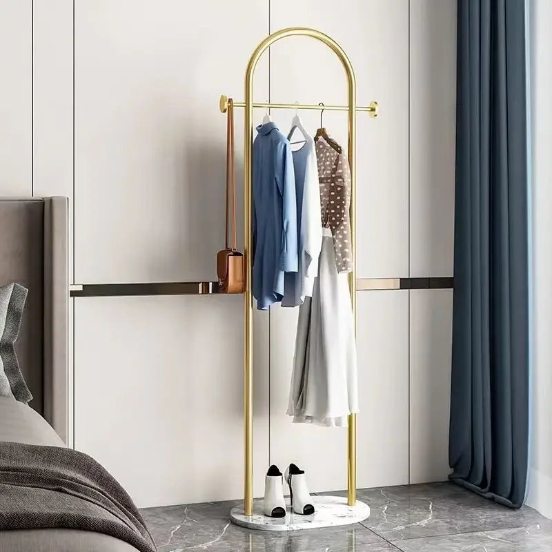 Portant au sol en métal — ligne épurée, faible encombrement pour chambre et salon