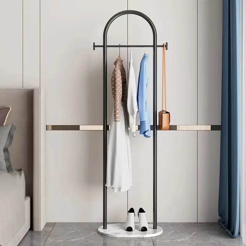 Portant au sol en métal — ligne épurée, faible encombrement pour chambre et salon