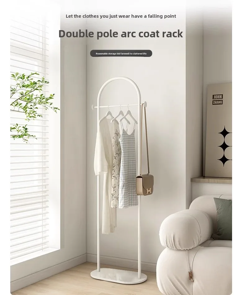 Portant au sol en métal — ligne épurée, faible encombrement pour chambre et salon