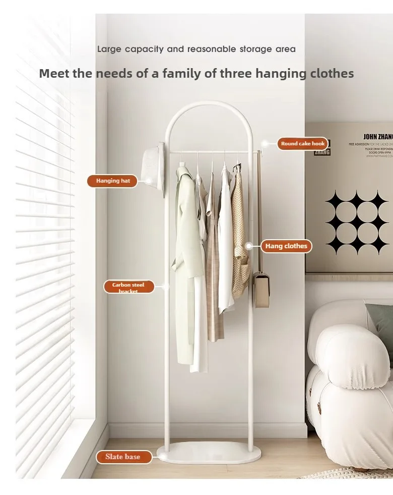 Portant au sol en métal — ligne épurée, faible encombrement pour chambre et salon