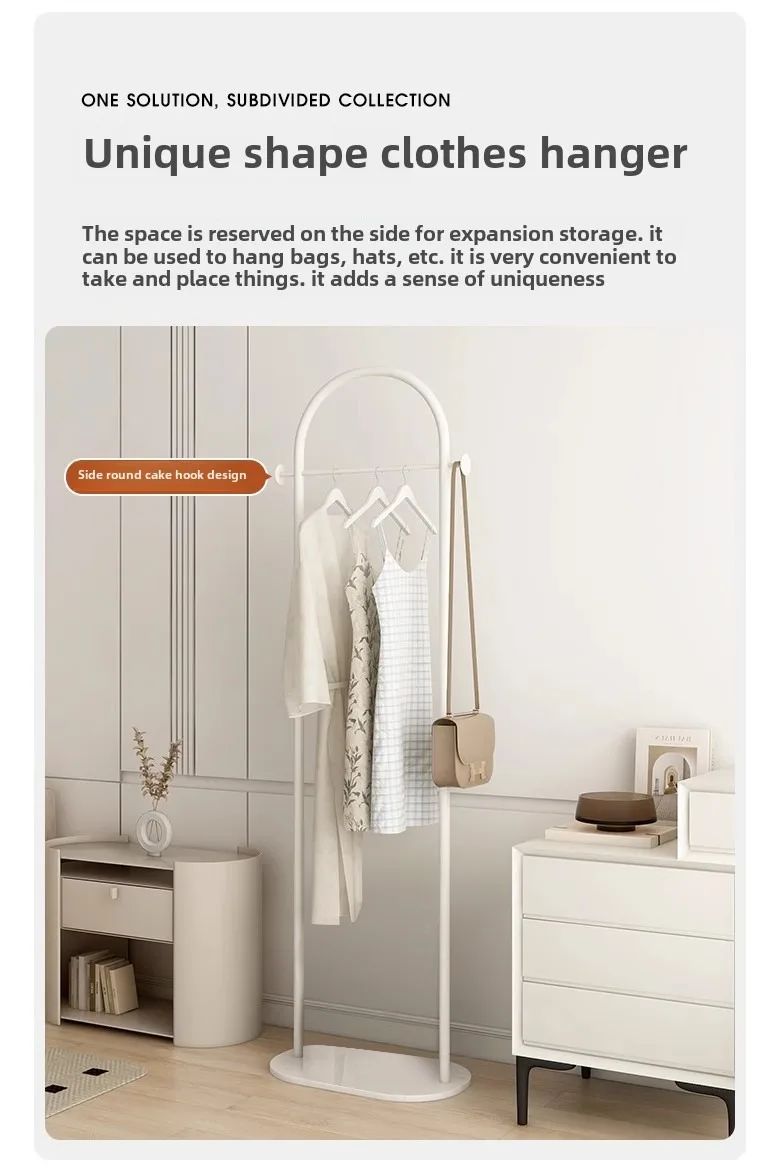 Portant au sol en métal — ligne épurée, faible encombrement pour chambre et salon