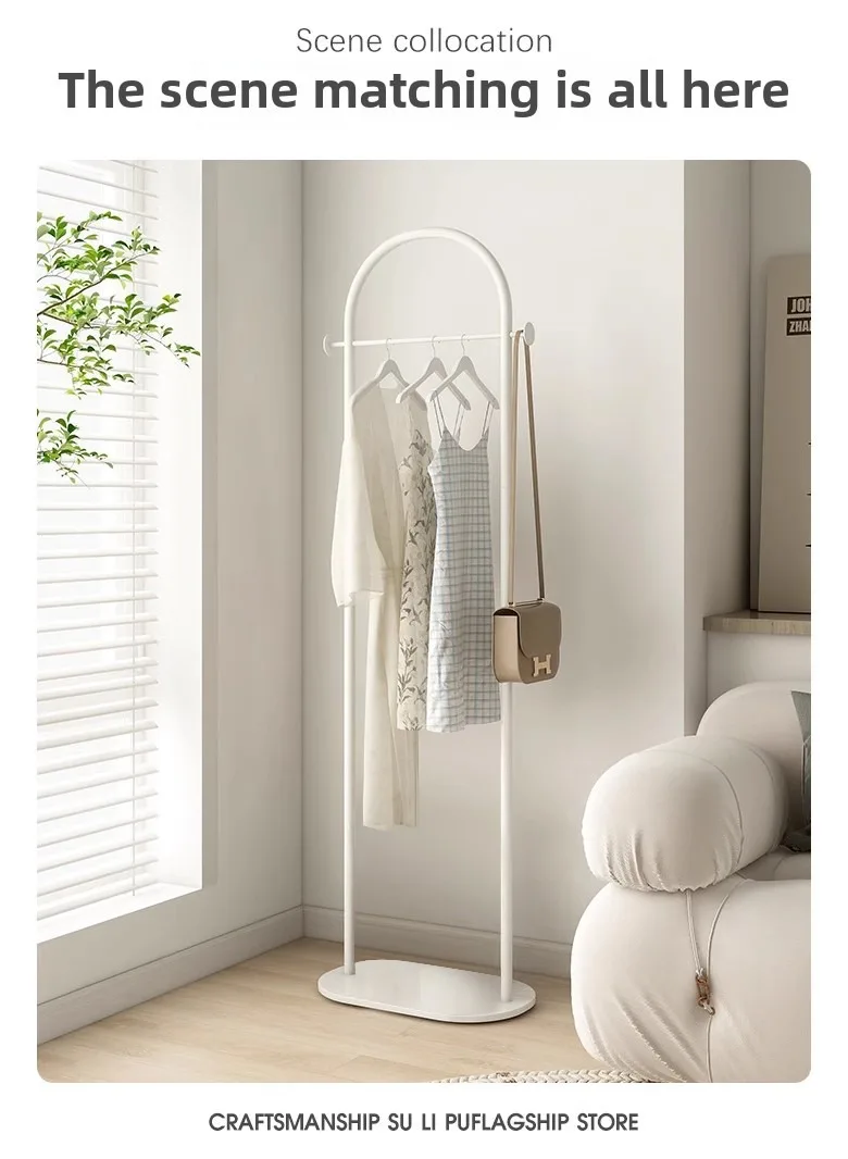Portant au sol en métal — ligne épurée, faible encombrement pour chambre et salon