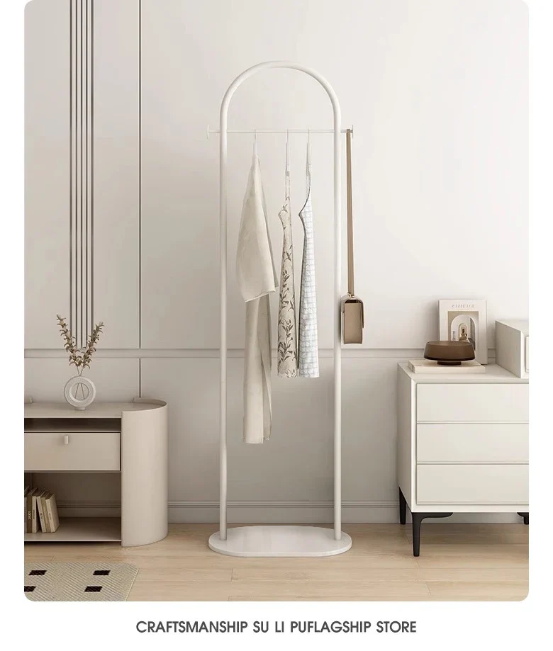 Portant au sol en métal — ligne épurée, faible encombrement pour chambre et salon