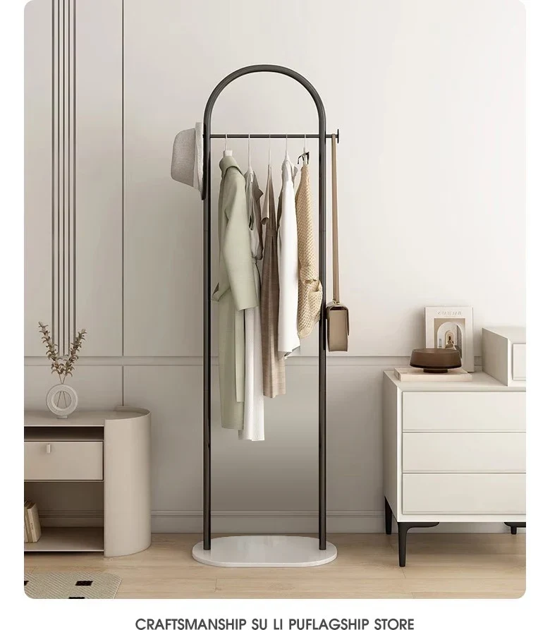 Portant au sol en métal — ligne épurée, faible encombrement pour chambre et salon
