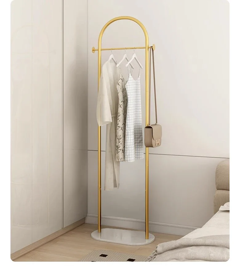 Portant au sol en métal — ligne épurée, faible encombrement pour chambre et salon