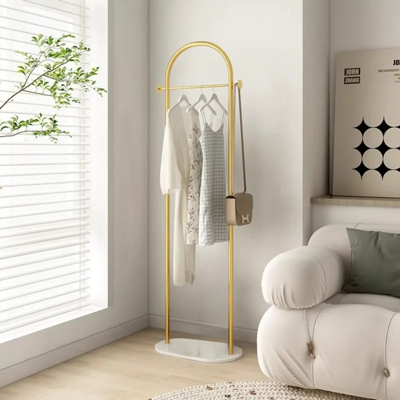 Portant au sol en métal — ligne épurée, faible encombrement pour chambre et salon