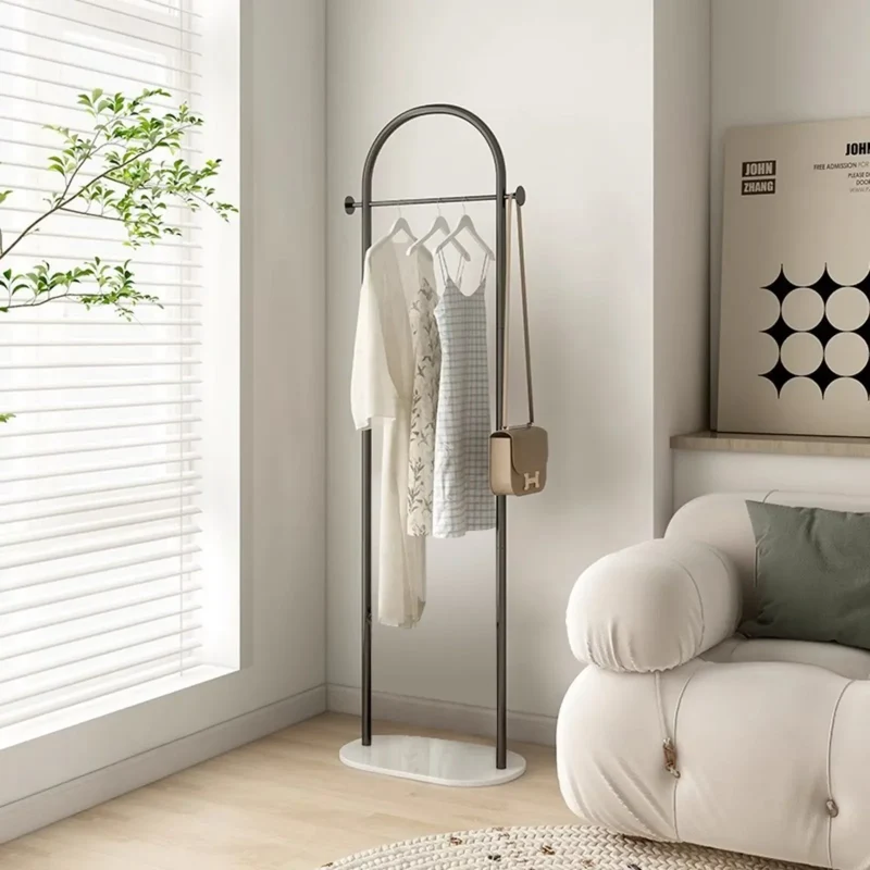 Portant au sol en métal — ligne épurée, faible encombrement pour chambre et salon