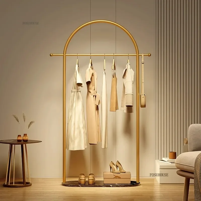 Portant Européen Doré sur Pied – Design Luxueux pour Dressing, Chambre et Salon