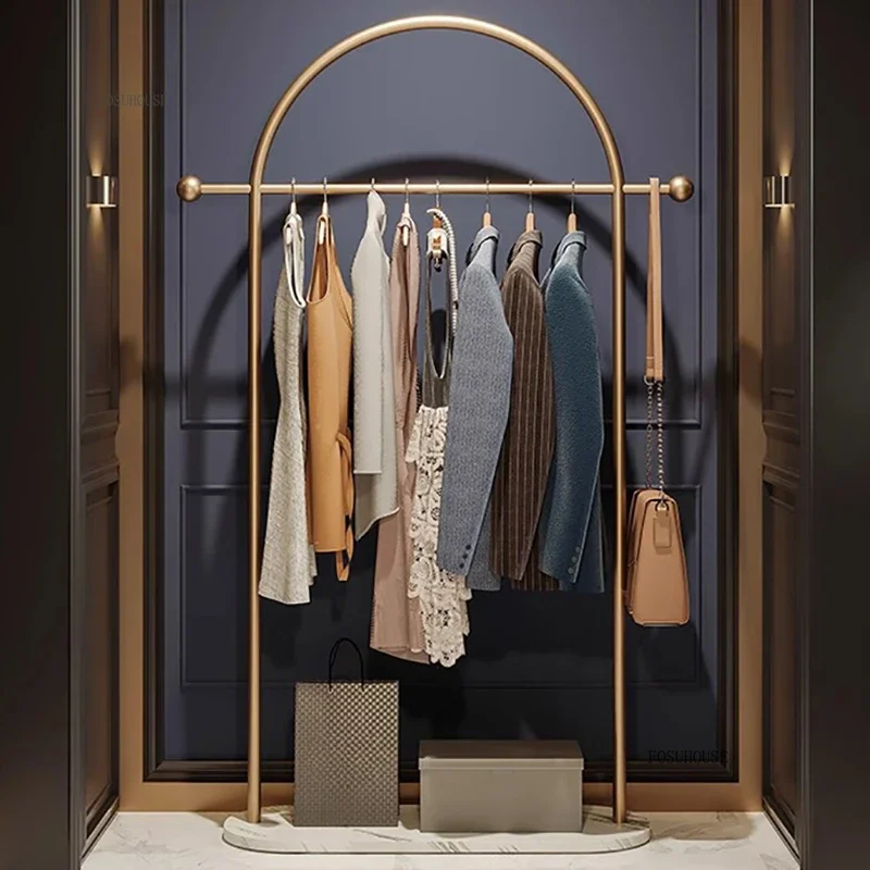 Portant Européen Doré sur Pied – Design Luxueux pour Dressing, Chambre et Salon