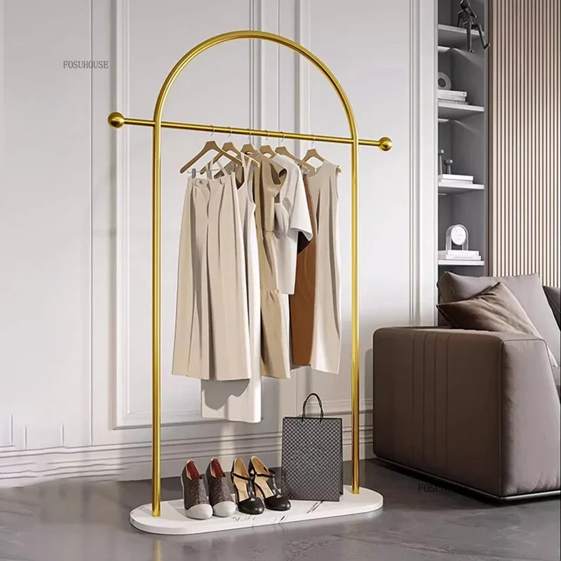 Portant Européen Doré sur Pied – Design Luxueux pour Dressing, Chambre et Salon