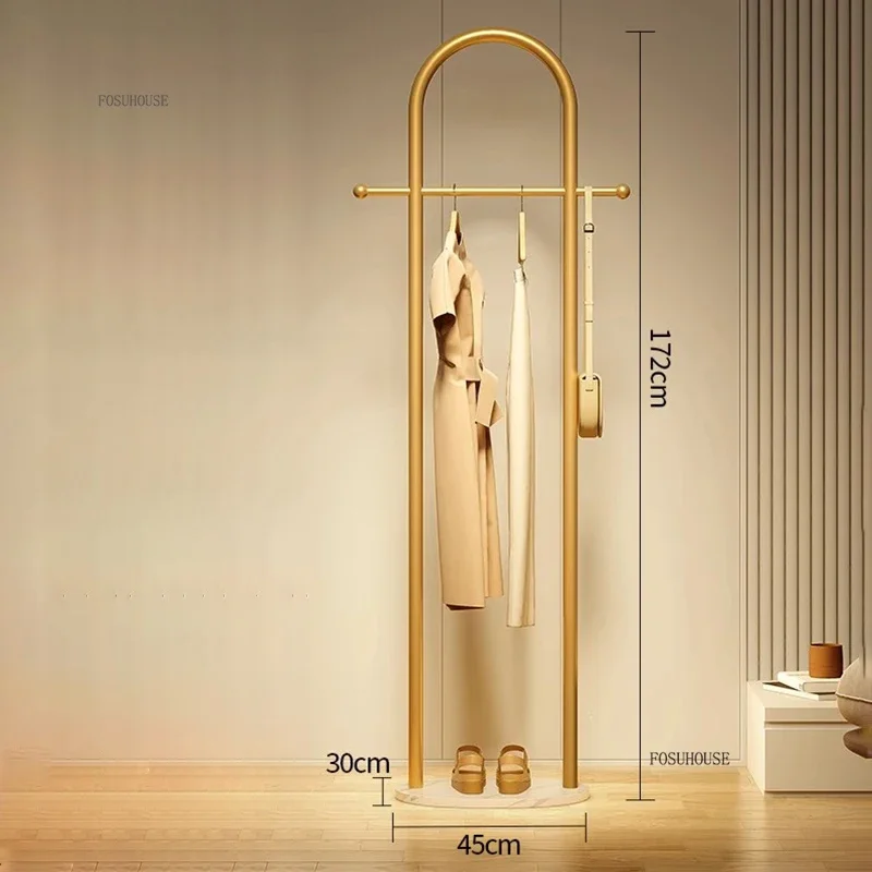 Portant Européen Doré sur Pied – Design Luxueux pour Dressing, Chambre et Salon