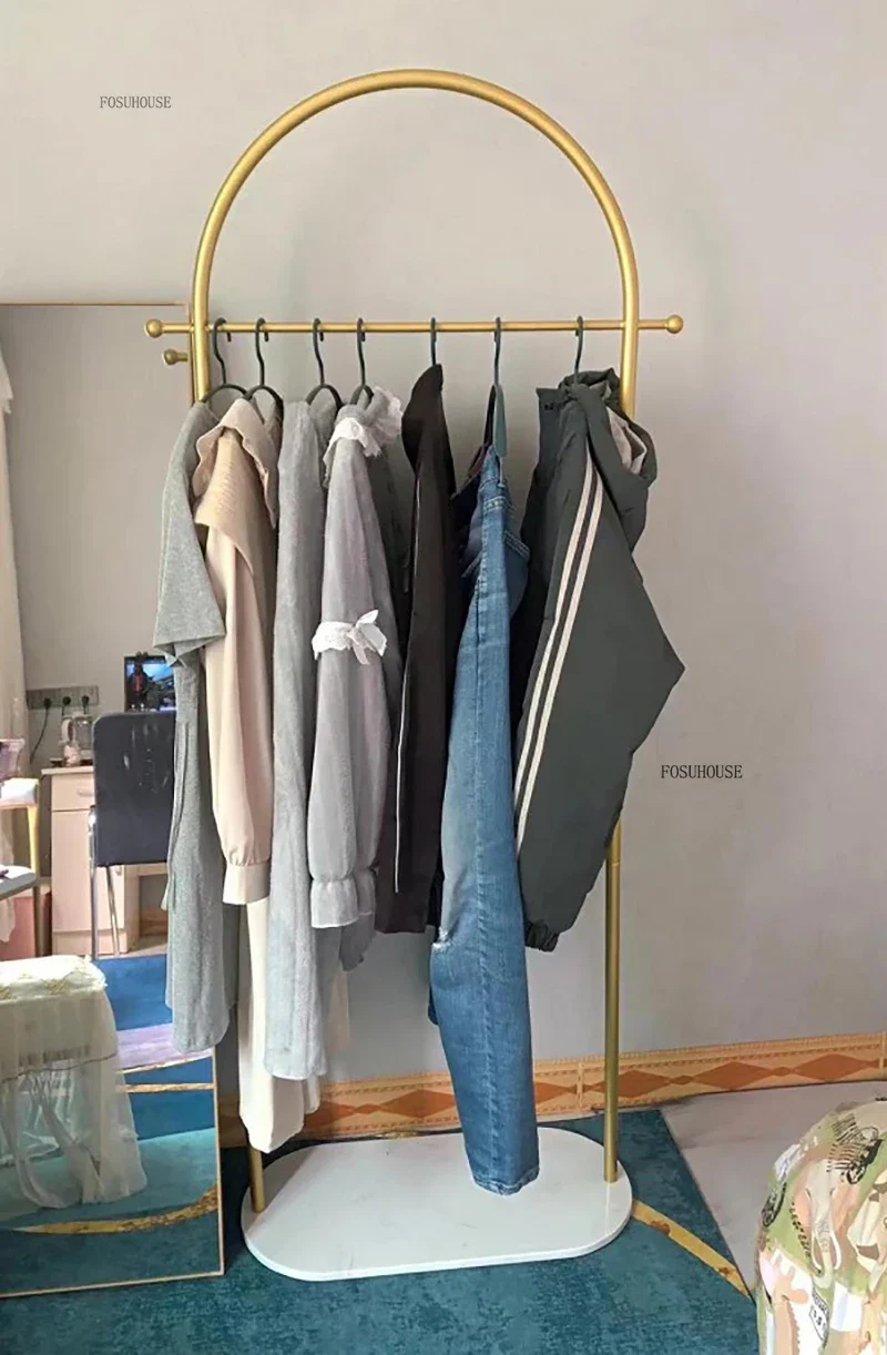 Portant Européen Doré sur Pied – Design Luxueux pour Dressing, Chambre et Salon