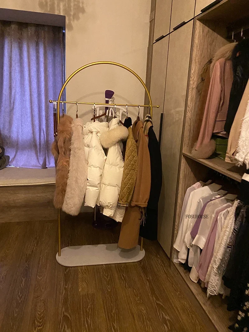 Portant Européen Doré sur Pied – Design Luxueux pour Dressing, Chambre et Salon