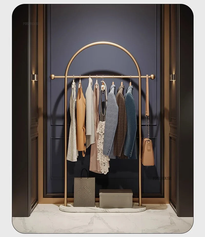 Portant Européen Doré sur Pied – Design Luxueux pour Dressing, Chambre et Salon