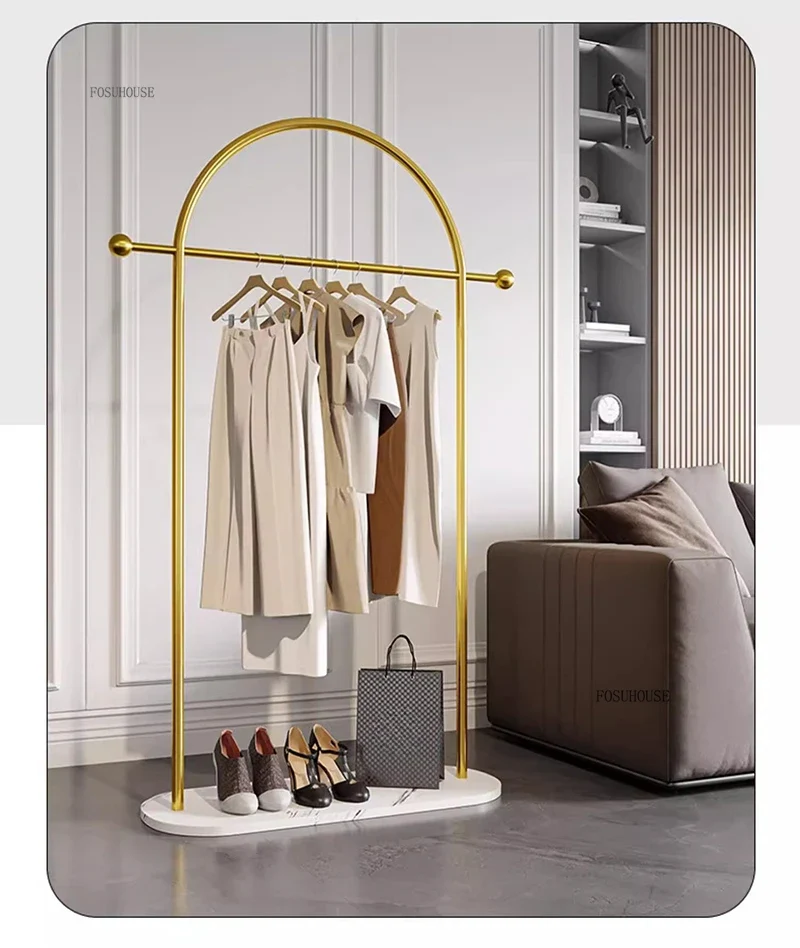 Portant Européen Doré sur Pied – Design Luxueux pour Dressing, Chambre et Salon