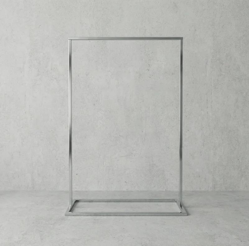 Frame Judd Chrome - portant à vêtements autoportant en chrome inspiré par l’art iconique
