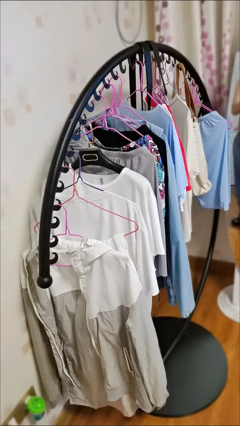 Portant Doré Moderne sur Pied – Présentoir à Vêtements pour Salon, Chambre et Boutique