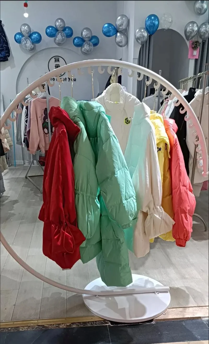 Portant Doré Moderne sur Pied – Présentoir à Vêtements pour Salon, Chambre et Boutique