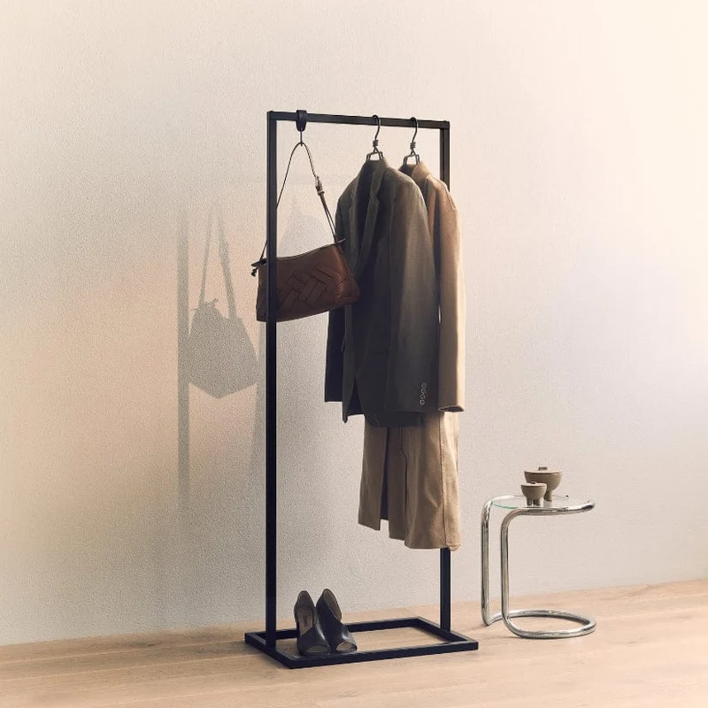 Frame Little Jackson - Portant à vêtements noir avec pieds industriels carrés