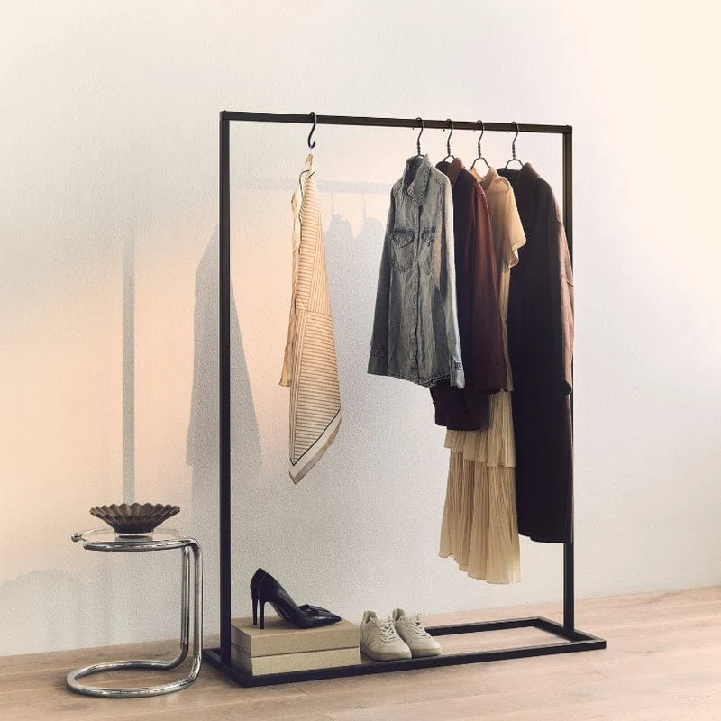 Frame Jackson - Portant à vêtements noir avec pieds industriels carrés