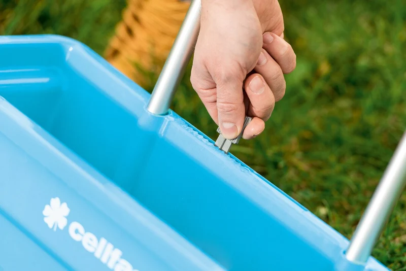 The Cellfast universal seed drill allows you to plant a large area without having to refill the container frequently