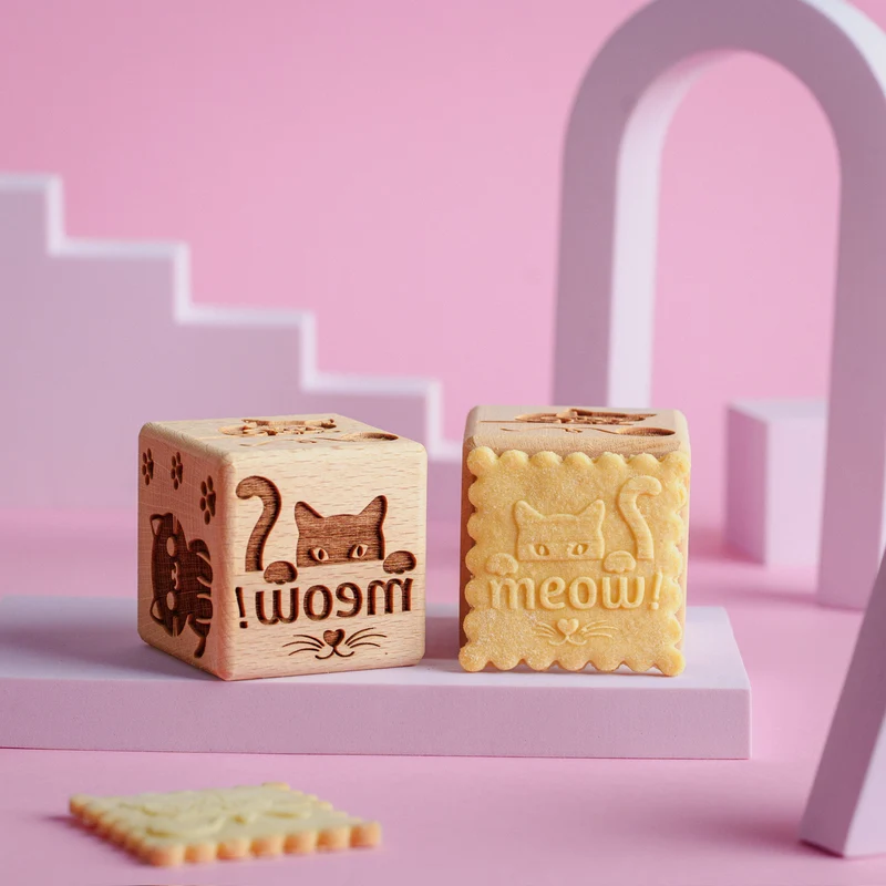 Goody Woody engraved cake cube, 6 cm, beech wood, 6 designs, cats